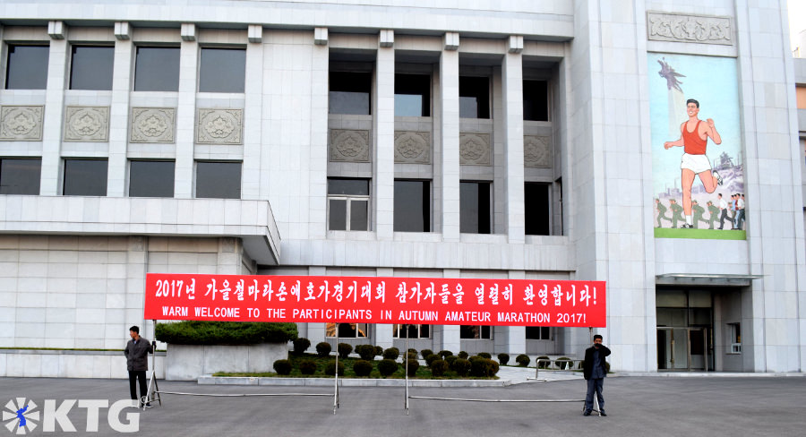 Drapeau de bienvenue du premier marathon d'automne de Pyongyang, Corée du Nord. C'est juste à l'extérieur du stade Kim Il Sung.