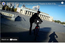Giro in bicicletta in piazza Kim Il Sung a Pyongyang, Corea del Nord