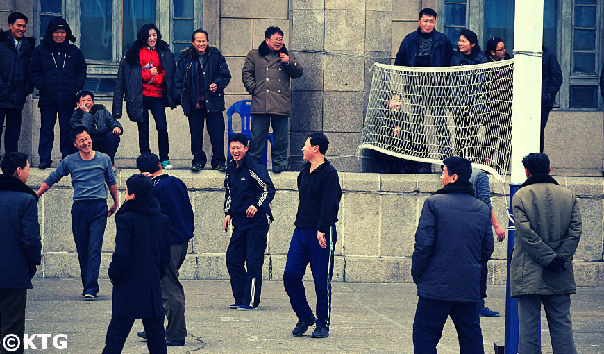 match de volleyball sur la place Kim Il Sung en Corée du Nord