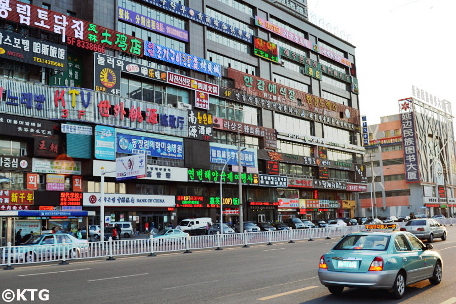 Rue du parc du peuple à Yanji à Yanbian dans la province de Jilin en Chine avec avec KTG Tours