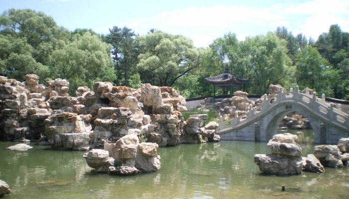 Jardin en el retiro de montana imperial de Chengde en la provincia de Hebei en China