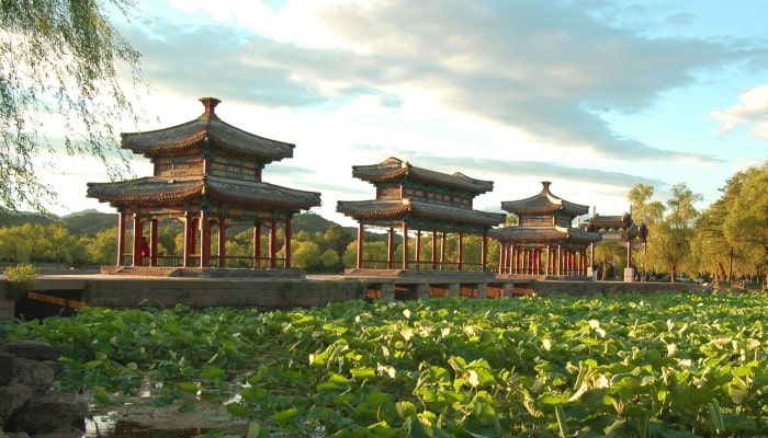 Jardin y lago en el retiro veraniego de montaña imperial de Chengde en la provincia de Hebei en China