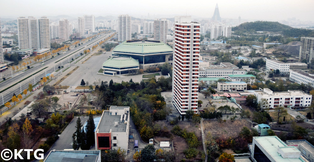 Vedute del circo di Pyongyang e dell'Hotel Ryugyong dall'Hotel Chongnyon (Hotel della Gioventù) a Pyongyang, Corea del Nord (RPDC)