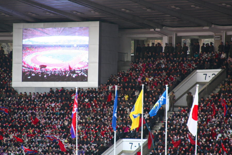 Banderas de RPDC, Japón y FIFA en el estadio Kim Il Sung