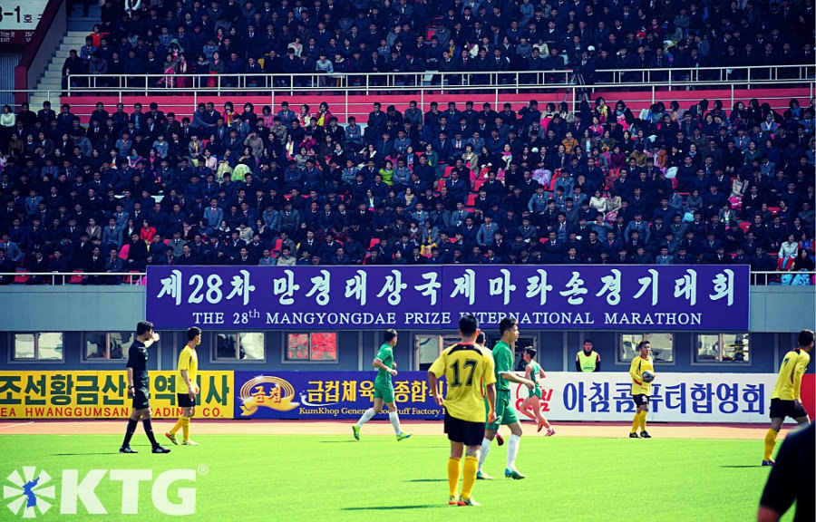 Partido de fútbol en el estadio Kim Il Sung en Pyongyang celebrado durante el Maratón Internacional del Premio Mangyongdae, es decir, el Maratón de Pyongyang en Corea del Norte. ¡Únete al maratón con KTG Tours!