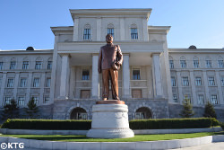 Statue du chef Kim Jong Il à l'université Kim Il Sung