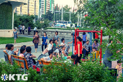 Les Nord-Coréens locaux dans un parc de la rue Ryomyong à Pyongyang