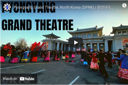 Balli di massa fuori dal Gran Teatro di Pyongyang a Pyongyang