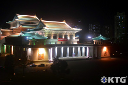 vedute notturne del Gran Teatro di Pyongyang in Corea del Nord
