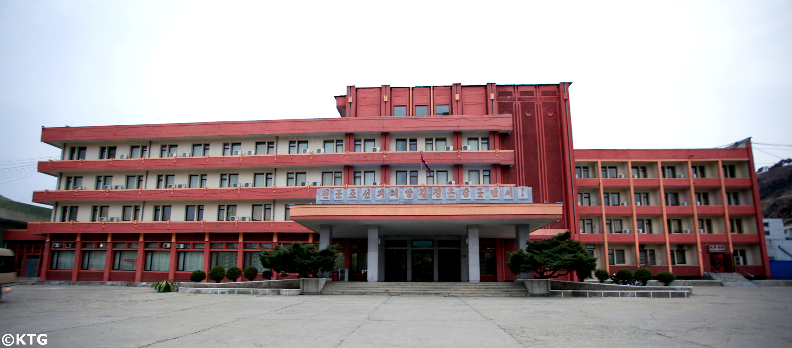 L'Hotel Jangsusan è un hotel di seconda classe a basso costo nella città di Hyangsan, Corea del Nord (RPDC). Viaggio organizzato da KTG Tours.