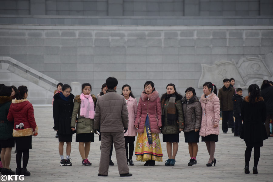 Coreanos reunidos en la plaza del Palacio del Sol de Kumsusan. Solía ​​llamarse Palacio Conmemorativo de Kumsusan y, antes, Salón de Asambleas de Kumsusan. Este es el lugar más sagrado de la RPDC, Corea del Norte. Solía ​​ser la oficina presidencial del presidente Kim Il Sung y es donde se encuentran los líderes, el presidente Kim Il Sung y el presidente Kim Jong Il. Fotografía realizada por KTG Tours