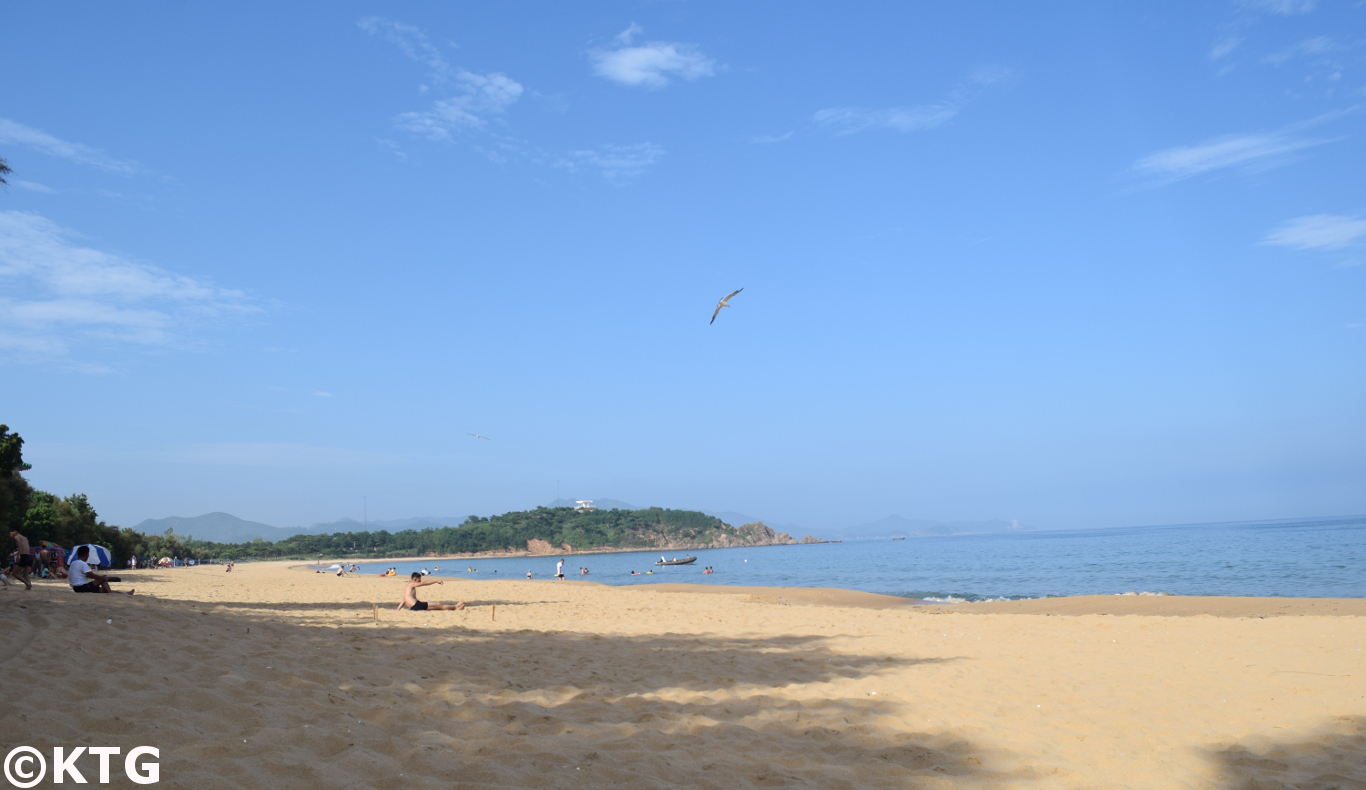 Des Nord-Coréens se détendrent sur la plage de Majon près de la ville de Hamhung. Voyage organisé par KTG Tours