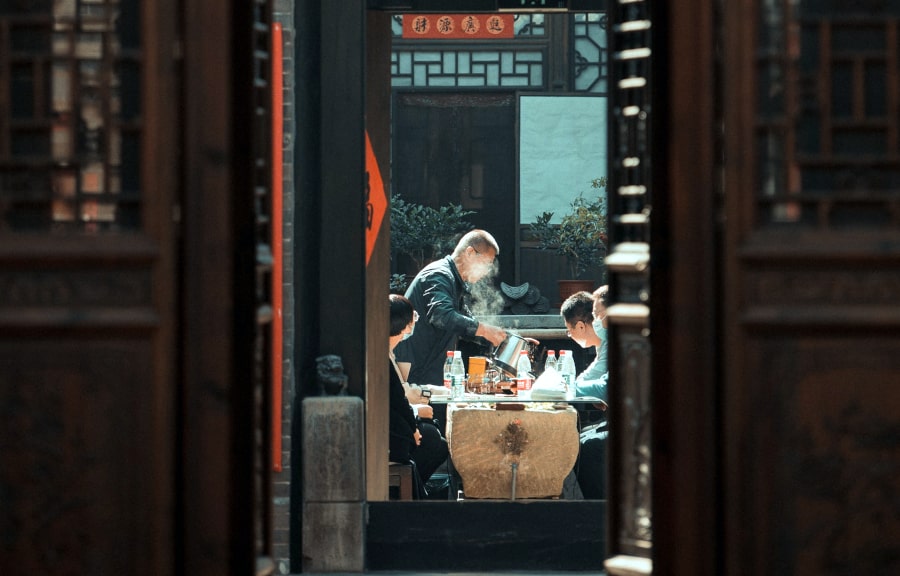 Ceremonia de te en una casa con patio interior en la antigua ciudad china de Pingyao en la provincia de Shanxi en China. Viaje a Pingyao con nosotros