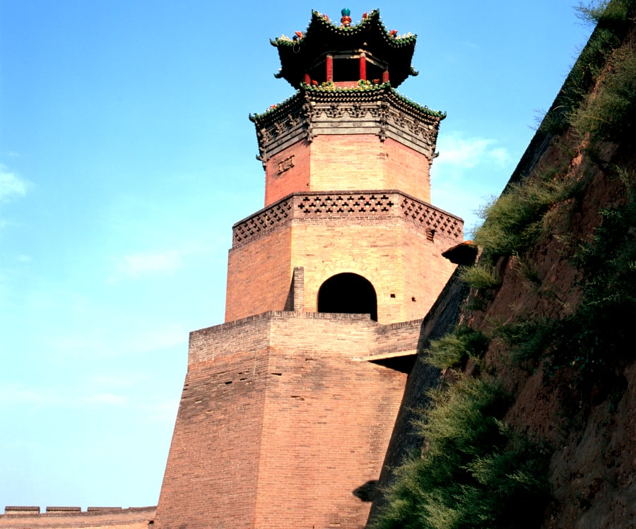 Torre de vigilancia en la muralla de la antigua ciudad china de Pingyao en la provincia de Shanxi en China. Viaje a Pingyao con nosotros