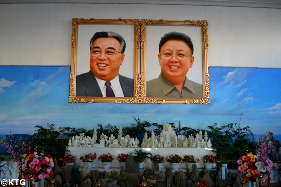 Retratos de los líderes de Corea del Norte; el Presidente Kim Il Sung y el Líder Kim Jong Il en la entrada del centro de la exhibición de las flores Kimilsungia y Kimjongilia en la zona de Rason, una zona económica especial en el noreste de Corea del Norte. Viaje a esta parte de la RPDC con KTG, expertos en organizar viaje a este país