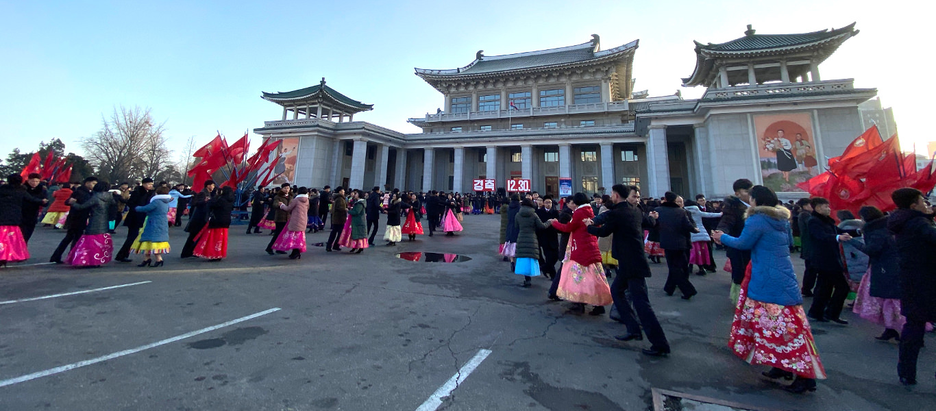 Danze di massa al Gran Teatro di Pyongyang nella Corea del Nord, RPDC. Immagine della Corea del Nord. Viaggio organizzato da KTG Tours