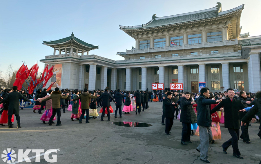 Balli di massa all'esterno del Gran Teatro di Pyongyang in Corea del Nord, RPDC. Viaggio organizzato da KTG Tours