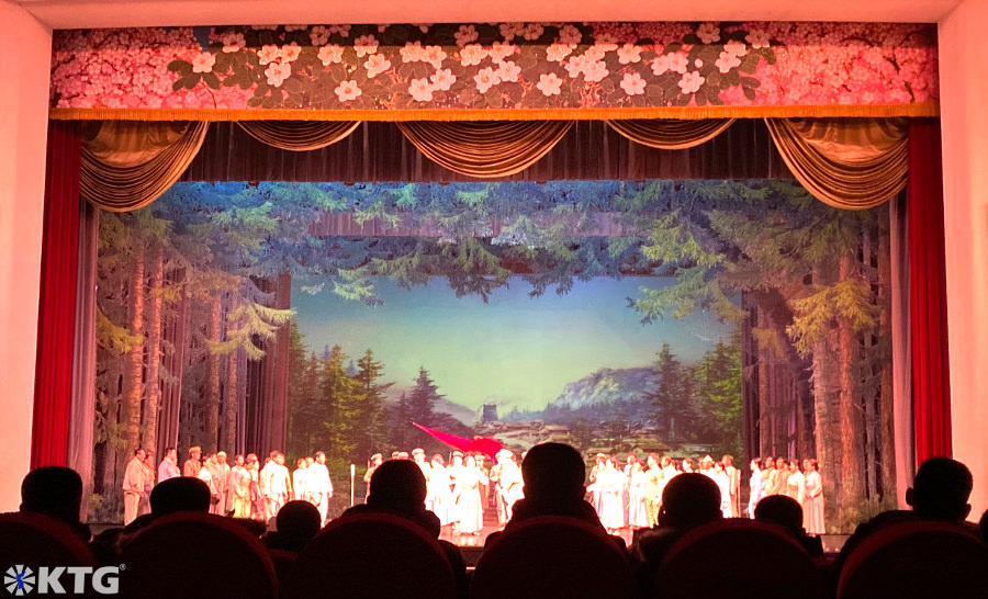 Opera rivoluzionaria al Gran Teatro di Pyongyang in Corea del Nord, RPDC. Tour organizzato da KTG Tours