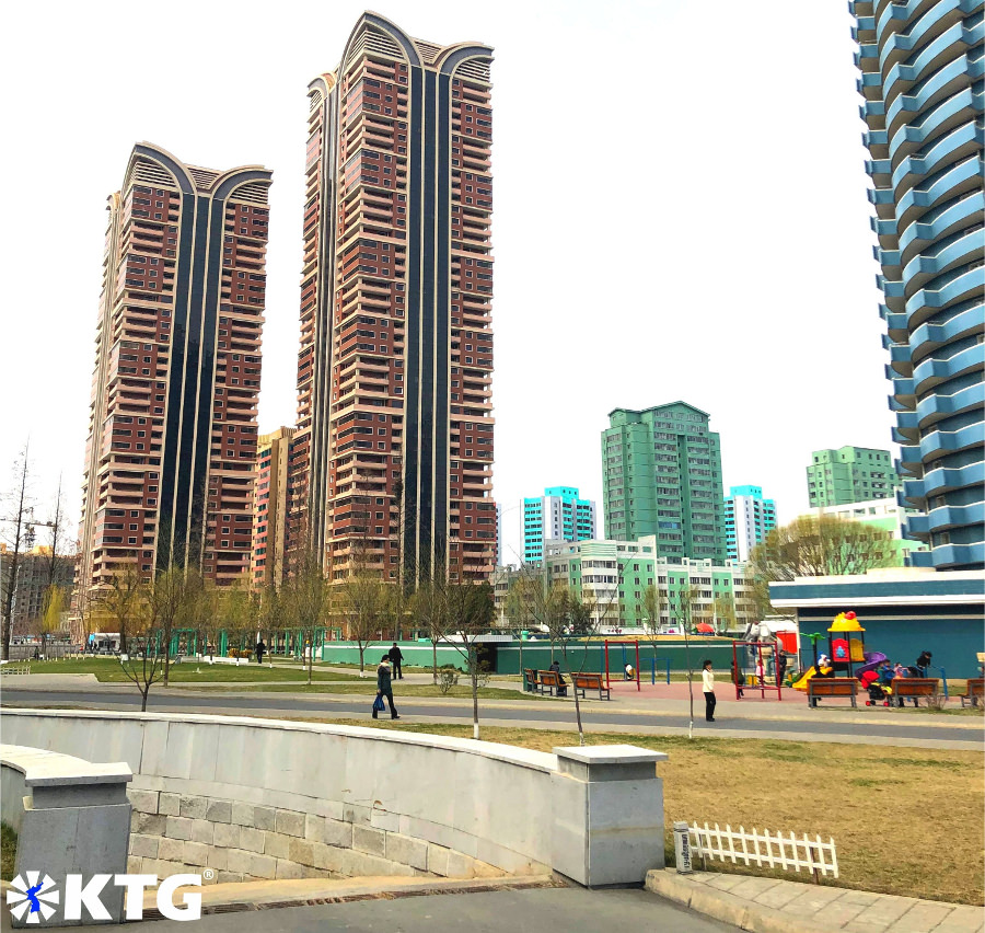 Les bâtiments de la nouvelle ville de Ryomyong à Pyongyang, en Corée du Nord, sont verts. Photographie prise par KTG Tours