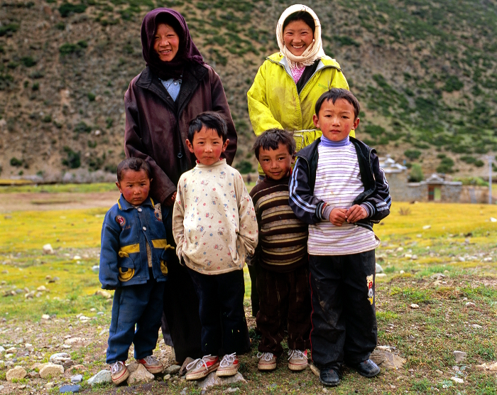 Familia tibetana en el campo en el Tibet, China