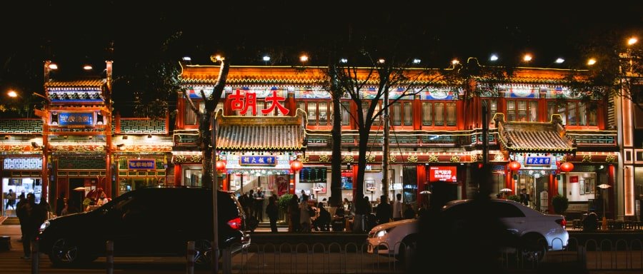 Bares en el lago de Houhai en el casco antiguo de Beijing, Pekin, China