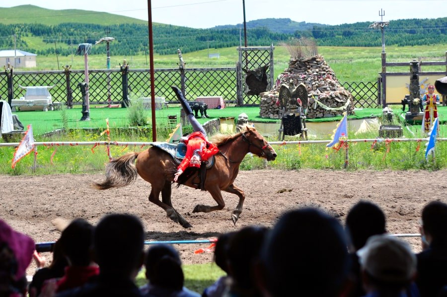 exhibicion folclorica mongola a caballo en Mongolia interior, China