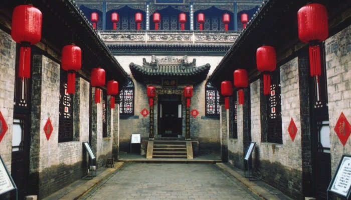 Linternas chinas a la entrada de un patio interior en la antigua ciudad china de Pingyao en la provincia de Shanxi en China. Viaje a Pingyao con nosotros