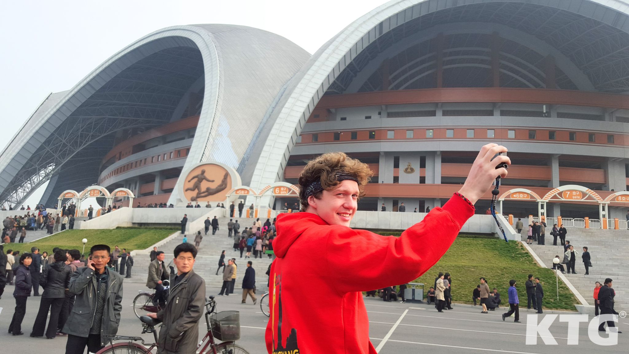 Le stade du 1er mai à Pyongyang vu de l'extérieur. C'est le plus grand stade de football au monde et peut accueillir 150 000 spectateurs. Visitez le stade Rungrado May Day à Pyongyang, capitale de la Corée du Nord, RPDC, avec KTG Tours