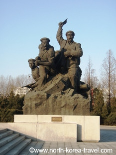 Estatuas de soldados de Corea del Norte