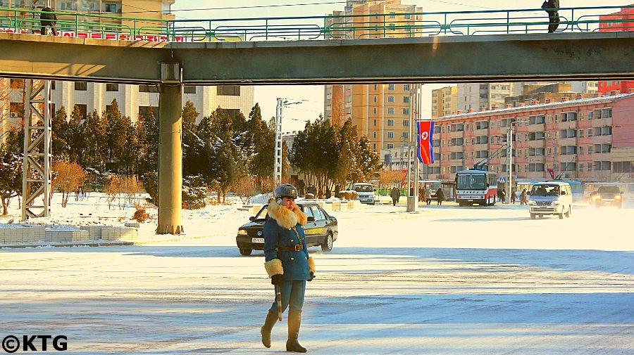 agent de la circulation à Pyongyang, Corée du Nord. Photo prise par KTG Tours