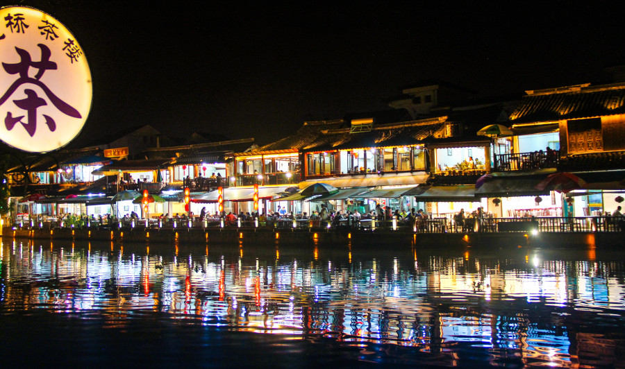 Casas antiguas al lado del canal en el pueblo antiguo de canales de Xitang en la provincia de Zhejiang en el sur de China y cerca de la ciudad de Shanghai