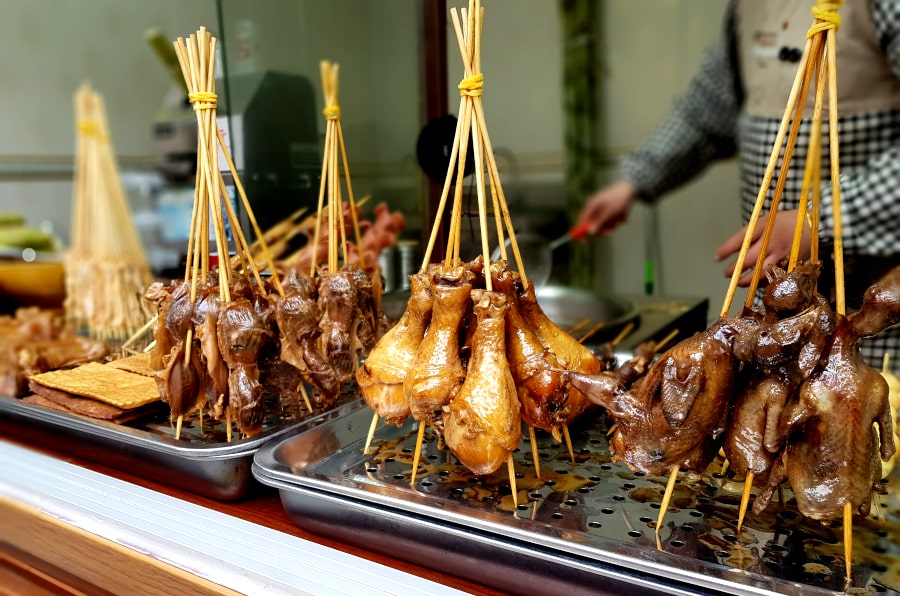 comida china callejera en el pueblo antiguo de canales de Xitang en la provincia de Zhejiang en el sur de China y cerca de la ciudad de Shanghai